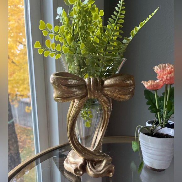 Vintage Gold Bow Resin and Glass Vase 8” - Picture 8 of 11